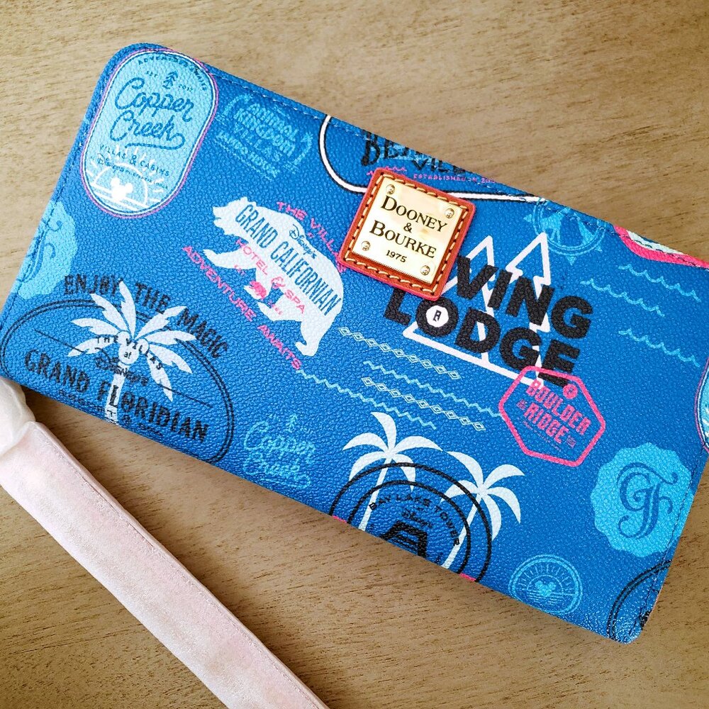 Dooney & Bourke Disney DVC Vacation Club Wristlet Wallet NEW